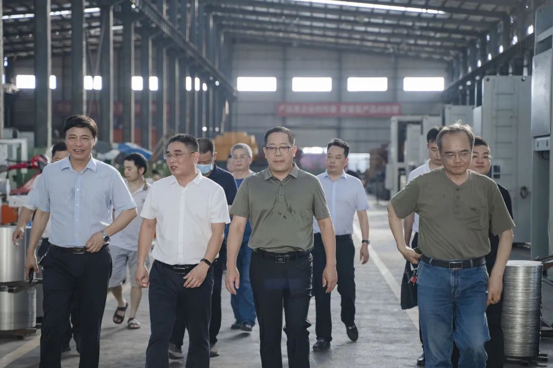 衡東縣縣委副書記、縣長對朝陽集團(tuán)自動化生產(chǎn)線進(jìn)行視察